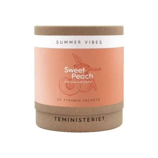 Pojemnik z herbatą owocową Sweet Peach w formie pyramid sachets. Idealna na letnie orzeźwienie, oferująca smakowitą infuzję jakościowych składników do zimnego parzenia.