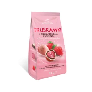 Opakowanie truskawek w białej i deserowej czekoladzie, sprzedawane przez sklep z kawą i herbatą. Owoce są posypane aromatycznym błotkiem truskawkowym, idealne jako słodka przekąska lub dodatek do napojów.