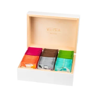 Drewniane pudełko z zestawem różnorodnych herbat VEERTEA, idealne dla miłośników aromatycznych naparów. W komplecie znajdują się kolorowe torebki herbaty, które oferują bogaty wachlarz smaków, doskonałe na każdą okazję.
