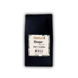 Opakowanie kawy Harvest Home Barista, zawierające 100% Arabikę, idealne do przygotowania aromatycznego napoju w domowym zaciszu. Produkt wyróżnia się eleganckim designem i wysoką jakością ziaren, które zadowolą nawet najbardziej wymagających smakoszy kawy.