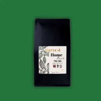 Kawa ziarnista Harvest Home Barista 70/30 w eleganckim czarnym opakowaniu idealnie nadaje się do domowych kawowych rytuałów. Wyposażona w odpowiednią mieszankę, zapewnia bogaty smak i aromat, idealny do parzenia espresso i innych kaw.