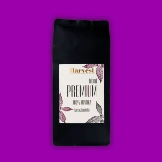 Opakowanie kawy Premium Harvest Blend wyróżnia się eleganckim designem i zawiera 100% ziaren Arabiki. Idealna do przygotowania aromatycznego napoju, ta kawa z pewnością zaspokoi potrzeby każdych miłośników kawy.