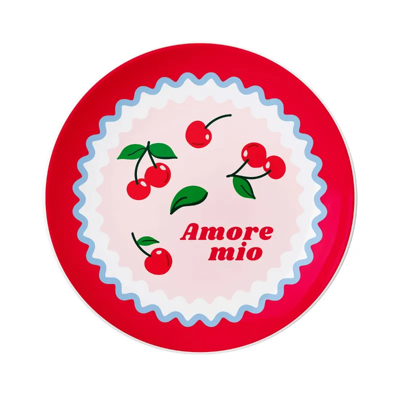 Talerz ceramiczny "Amore Mio" zdobiony motywem czerwonych wiśni i zielonych liści. Idealny do serwowania kawy lub herbaty, ten stylowy talerz doda uroku każdej kawowej chwili.