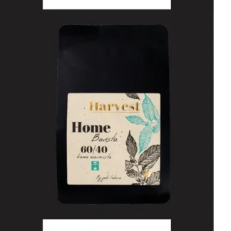Kawa ziarnista Home Barista 60/40 od Harvest to idealny wybór dla miłośników aromatycznej kawy przygotowanej w domowych warunkach. Opakowanie o eleganckim designie doskonale nadaje się na prezent lub do codziennego użytku, zapewniając wyjątkowe doznania smakowe.