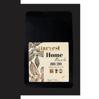 Opakowanie kawy ziarnistej Harvest Home Barista 80/20, idealnej do parzenia espresso i innych napojów kawowych. Ta wysokiej jakości kawa przypadnie do gustu zarówno amatorom, jak i profesjonalistom, oferując bogaty smak i aromat w każdej filiżance.