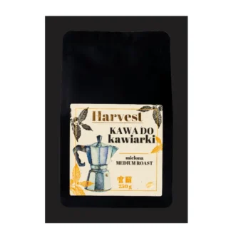 Na zdjęciu widoczna jest paczka mielonej kawy do kawiarki Harvest o wadze 250 g. Produkt charakteryzuje się średnim paleniem, idealnym do przygotowania aromatycznych napojów w domowym zaciszu.