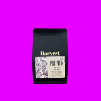 Torba z kawą Premium Harvest 250g, prezentująca eleganckie opakowanie z wysokiej jakości grafiką. Idealna do parzenia aromatycznej kawy, łącząca w sobie bogaty smak i wyjątkową nutę, idealna dla miłośników doskonałego napoju.