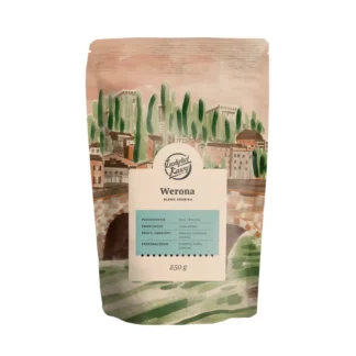 Opakowanie kawy Werona Blend Arabika o wadze 250g, pochodzącej z Peru i Brazylii, charakteryzujące się niską kwasowością i delikatnym smakiem czekolady. Idealna do przygotowania w ekspresach ciśnieniowych oraz alternatywnych metodach parzenia, sprawi, że każde parzenie kawy stanie się wyjątkowym doświadczeniem.