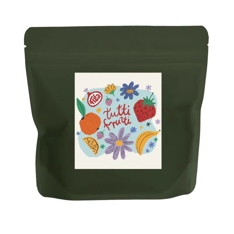 Opakowanie herbaty Tutti Frutti, zdobione kolorowym motywem owoców i kwiatów, idealnie oddaje radosny charakter tego produktu. Doskonały wybór na każdą porę roku, oferująca świeży smak, który orzeźwia i pobudza zmysły.