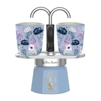 Wysokiej jakości ekspres do kawy Bialetti Mini Express w kształcie eleganckiego, niebieskiego garnka, ozdobiony dekoracyjnymi filiżankami w kwiaty. Idealny do przygotowania aromatycznej kawy espresso, wprowadzając nowoczesny styl do każdej kuchni.