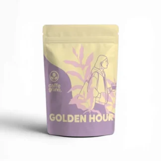 Opakowanie kawy Golden Hour marki Caffe Grano przedstawia nowoczesny design z ilustracją osoby trzymającej kubek. Idealna do relaksu i cieszenia się chwilą, ta kawa doskonale wpisuje się w codzienne rytuały miłośników kawy i herbaty.