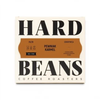 Opakowanie kawy "Pewniak Karmel" od Hard Beans, idealne do parzenia w ekspresie przelewowym. Wyróżnia się nutami czerwonych jabłek, orzechów i delikatnych ciasteczek, co czyni ją doskonałym wyborem dla miłośników aromatycznych kaw.