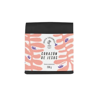 Opakowanie kawy ziarnistej Corazón de Jesus 250g od Braci Ziółkowskich, wyróżniające się stylową grafiką inspirowaną naturalnym wzornictwem. Idealna do parzenia aromatycznego napoju, ta kawa jest doskonałym wyborem dla miłośników wysokiej jakości kawy i oryginalnych smaków.