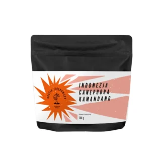 Opakowanie kawy Indonezja Canephora Kamandang o wadze 250 g, z oryginalnym designem, idealne do parzenia aromatycznego napoju. Sklep internetowy oferuje najwyższej jakości kawy, które zachwycą nie tylko swoim smakiem, ale także świeżością.