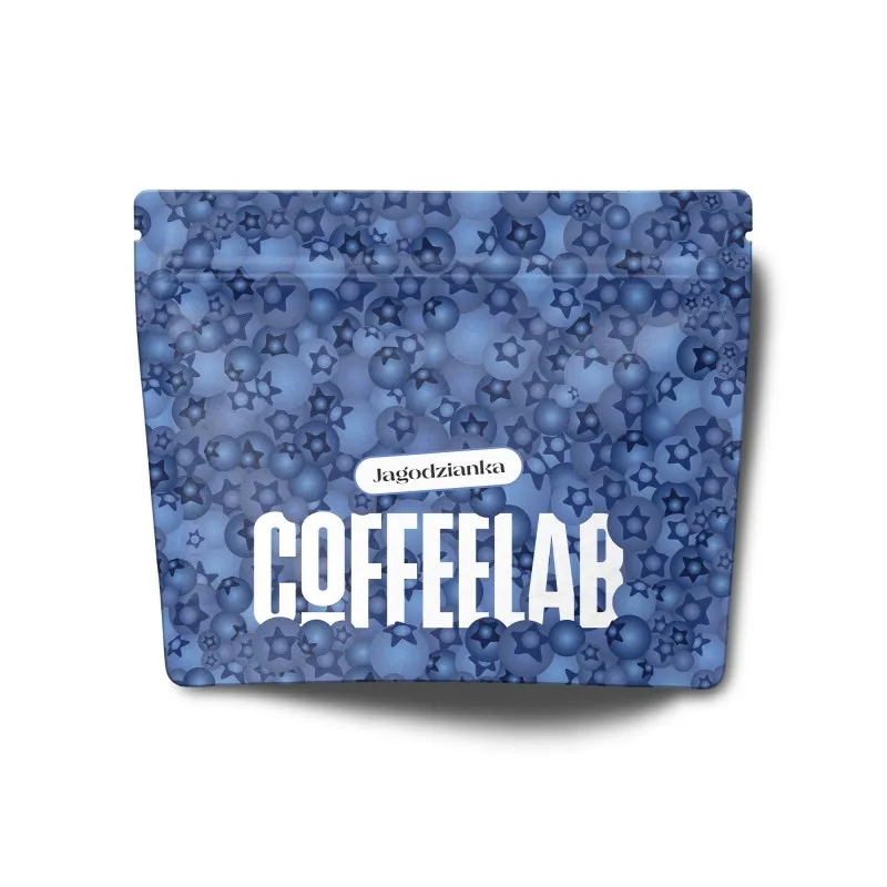 Opakowanie kawy Jagodzianka od COFFEELAB w niebieskim wzorze, idealnej dla miłośników wyjątkowych smaków. Ta aromatyczna kawa o owocowym profilu to doskonały wybór na każdą porę dnia, dostępna w praktycznym 200-gramowym opakowaniu.