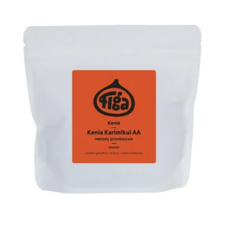Opakowanie kawy Kenia Karimikui AA o wadze 250g, idealnej do przygotowania naparu metodami przelewowymi. Charakteryzuje się delikatnymi nutami różowego grejpfruta, jeżyn i cukru trzcinowego, co czyni ją doskonałym wyborem dla miłośników kawy.