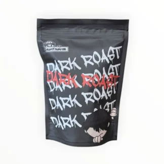 Opakowanie kawy Dark Roast prezentuje się na tle minimalistycznym, z wyraźnymi napisami w kontrastujących kolorach. Idealna dla miłośników intensywnych smaków, ta kawa świetnie sprawdzi się w każdym domowym kąciku kawowym.