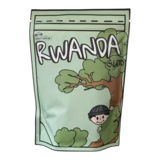 Na zdjęciu znajduje się stylowa paczka kawy z Rwandy, przyciągająca wzrok kolorową grafiką. Doskonały wybór dla miłośników wysokiej jakości kawy, który doda smaku codziennym chwilom relaksu.