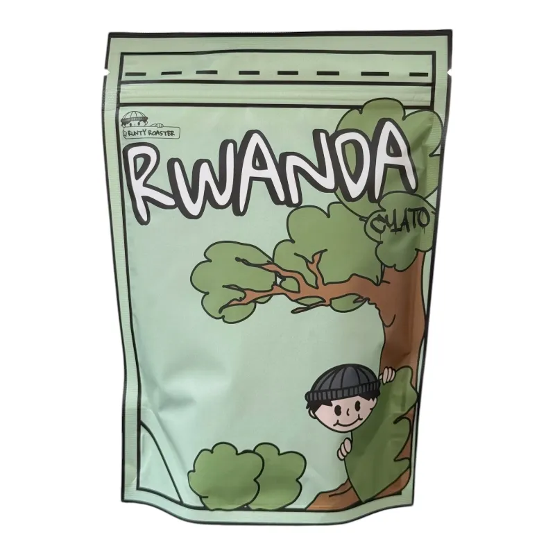 Na zdjęciu znajduje się stylowa paczka kawy z Rwandy, przyciągająca wzrok kolorową grafiką. Doskonały wybór dla miłośników wysokiej jakości kawy, który doda smaku codziennym chwilom relaksu.