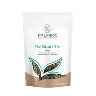 Opakowanie herbaty Tie Guan Yin, klasycznej herbaty oolong, o intensywnym smaku i aromacie. Idealna dla miłośników herbat, zapewnia wyjątkowe doznania degustacyjne i doskonale komponuje się z różnymi akcesoriami do parzenia napojów.