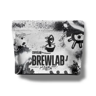 Opakowanie kawy Brewlab od Coffeelab wyróżnia się nowoczesnym, artystycznym designem. Idealny wybór na codzienną przyjemność parzenia aromatycznej kawy, która dostarczy energii na cały dzień.