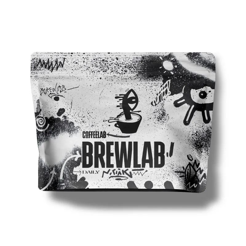 Opakowanie kawy Brewlab od Coffeelab wyróżnia się nowoczesnym, artystycznym designem. Idealny wybór na codzienną przyjemność parzenia aromatycznej kawy, która dostarczy energii na cały dzień.