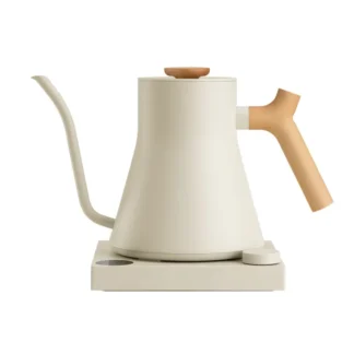 Nowoczesny czajnik do parzenia kawy i herbaty w minimalistycznym designie, wykonany z wysokiej jakości materiałów, idealny dla miłośników napojów. Z ergonomicznym uchwytem z drewna, stanowi doskonałe akcesorium do każdej kuchni, zapewniając precyzyjne nalewanie.
