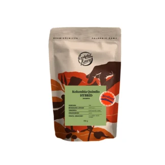 Opakowanie kawy Kolumbia Quindio Hybrid o wadze 250g, przedstawiające rzemieślniczą palarnię kawy. Wysokiej jakości arabika z wyraźnym profilem smakowym, idealna dla miłośników unikalnych smaków.